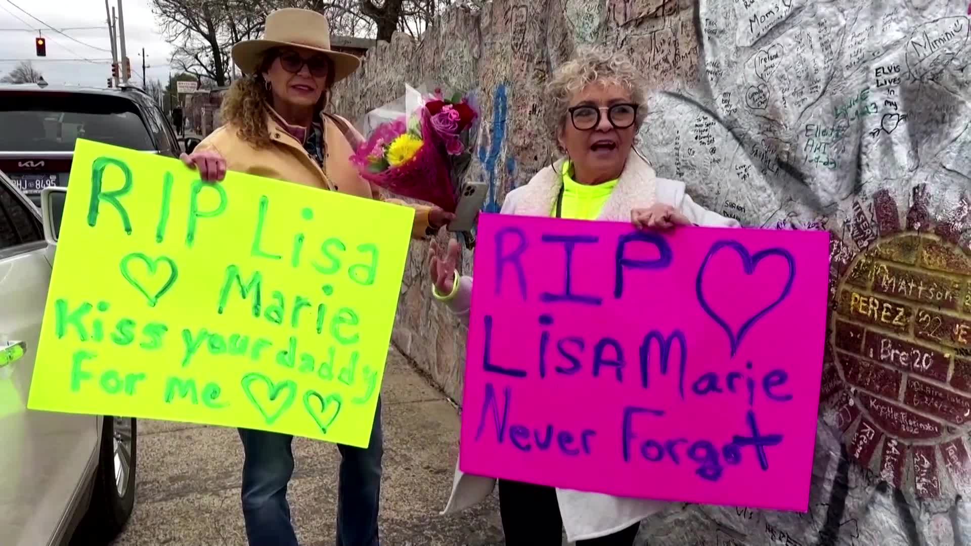 Fans pay tribute to Lisa Marie at Graceland