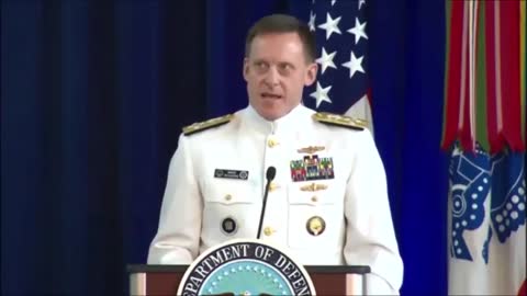 Hier spricht Admiral Mike Rogers über die 33-jährige Karriere von General Mike Flynn.