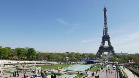 Kitesurfing in front of the Eiffel Tower