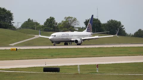 United Boeing 737-800 arriving at St. Louis Lambert Intl - STL