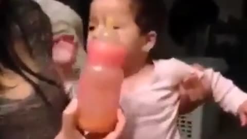 Bebe Prefiere Acohol antes que su Tetero!