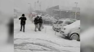 Heavy snow leaves vehicles stranded in Istanbul