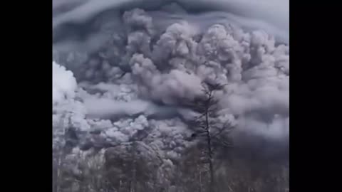 Eruption in Russia’s Kamchatka threatens aviation