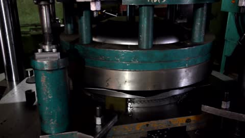 work of a press of 125 tons on punching metal containers