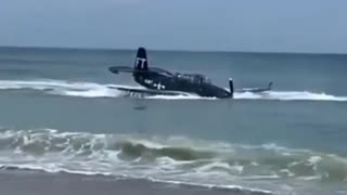 Plane makes emergency landing and scares people on the beach