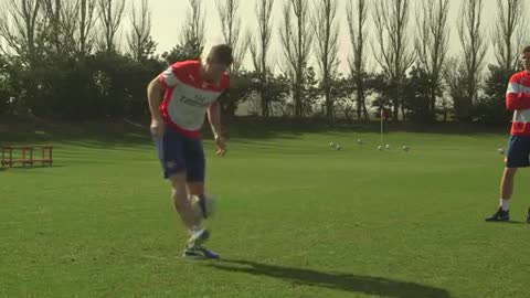 Giroud keepy uppy skills with a rugby ball