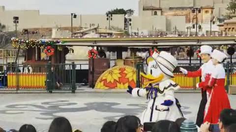 Best Walt Disney ' Ducks Show ' Show On Streets