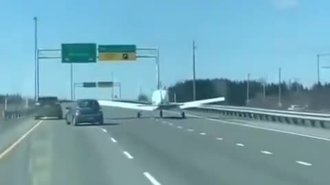 Emergency landing of a plane in the middle of the Canadian highway 17 April 2020.