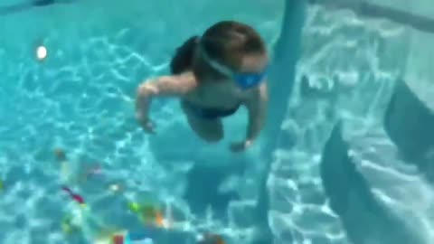 Baby Swimming - Babies love swimming underwater