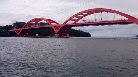 The sound of singing sea water under the red bridge