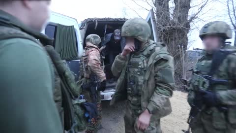 Ukraine War - Russian servicemen provided aid to residents of Izyum in Kharkov Region