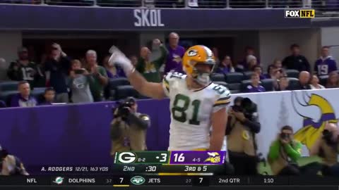 Aaron Rodgers Threads the Needle for a TD