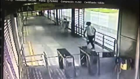 Video: Se roba las estaciones de Metrolínea a pedazos