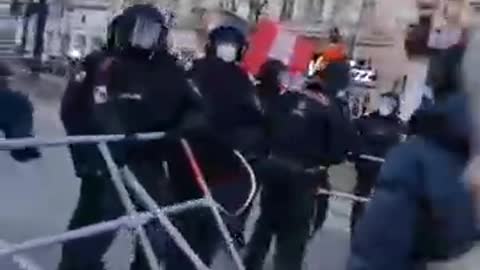 Vídeň, 8. ledna 2022: Policie odstraňuje zábrany a umožňuje demonstrantům průchod.