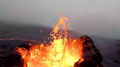 Drone Flies Over Lava,Flow in Stunning Footage from Icelandic Volcano live