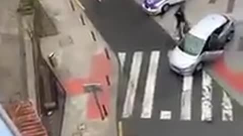 Αστυνομικός χτυπάει πολίτες που δεν υπάκουσαν στην καραντίνα – Σοκαριστικό video