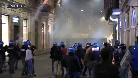 Italy: Chaos hits Rome streets as anti-COVID pass protesters clash with police - 09.10.2021