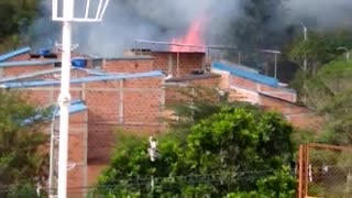 Bomberos intentan controlar incendio en el norte de Bucaramanga