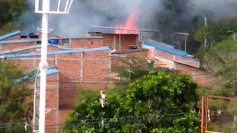 Bomberos intentan controlar incendio en el norte de Bucaramanga