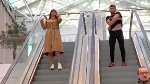 PRANK IN THE MALL😳/Divide in a mall/РАЗДЕЛСЯ В ТОРГОВОМ ЦЕНТРЕ