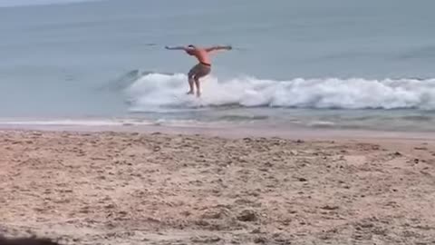 Skimboarding is our new favourite sport 😍🌊🏄‍♂️