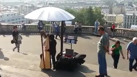 Romantic Music by street musician in Paris(Montmartre Hill)