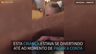 Esta menina não quer pagar a conta!