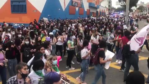 Marcha por el Día de la Mujer avanza por vías de Bucaramanga