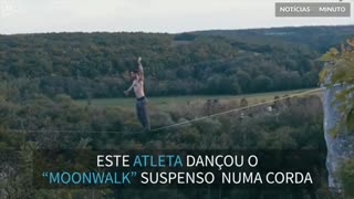 Atleta faz "moonwalk" em slackline