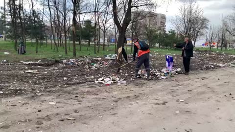 The Ministry of Construction of the DPR has started clearing roads and streets of Mariupol