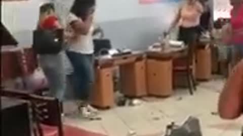 Crazy America - a fight of girls in a beauty salon |•| girls fights || street fight || women fight