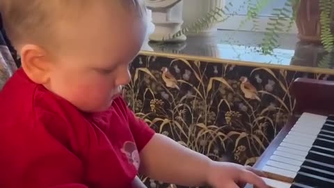Amazing baby playing key board
