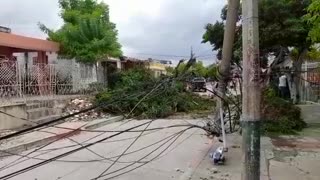 Video: Postes caídos, entre los daños ocasionados por las lluvias