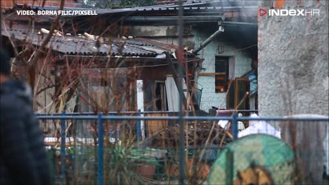 Požar u Zagrebu: Vatrogasci gase vatru na kući
