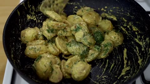 Recipe for delicious potatoes in creamy garlic sauce. Easy and quick dinner!