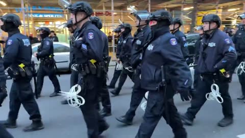 🚨 NYPD carrying zip ties into Columbia University. It's going down tonight.