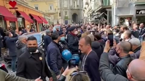 F*ck You!" - Mario Draghi Gets Accosted By a Crowd of Angry Italians Outside a Naples Restaurant