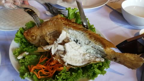 How to eat a cooked fish in a nice way