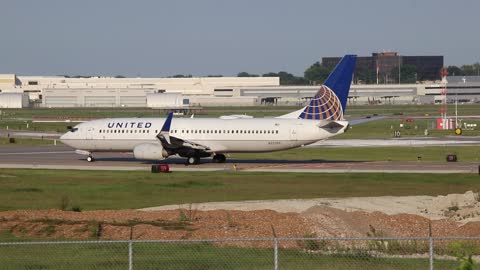 United Airlines Boeing 737-800 St.Louis to Chicago