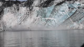 Large Chunk of Glacier Causes Wave as It Crashes Into the Ocean