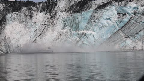 Large Chunk of Glacier Causes Wave as It Crashes Into the Ocean