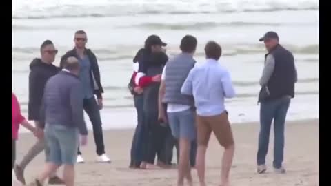 Macron and his wife take a walk by the sea the day before the French election