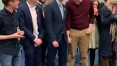 Ιρλανδία: Bουλευτής γιόρτασε την εκλογή του φιλώντας live τον σύντροφό του στο στόμα!!!!!!