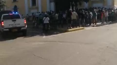 Video: Cientos de personas se aglomeran en el Centro de Bucaramanga por entrega de ayudas
