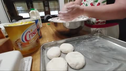 How to Make Biscuits that are Fluffy like Rolls