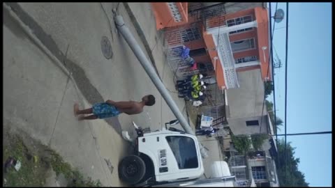 Un camión se estrelló contra un poste en San Pedro Mártir y lo tumbó