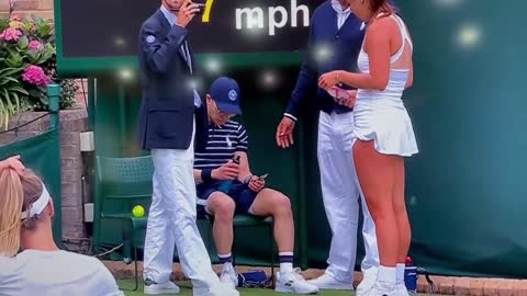 Game at Wimbledon stopped, as ball boy battles to breathe