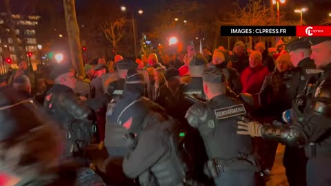 Francia detiene a 66 personas en una manifestación sorpresa de agricultores en París.