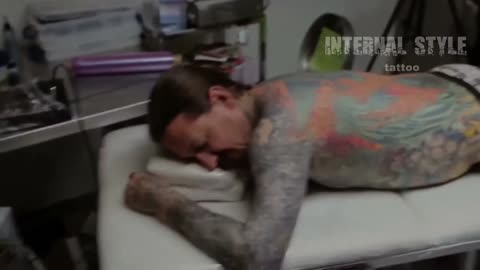 HILARIOUS!! Watch Oliver Peck get his hand tattooed by Thomas Hooper