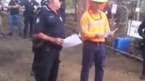 Australia 🇦🇺 - Police throwing aboriginal people off their land